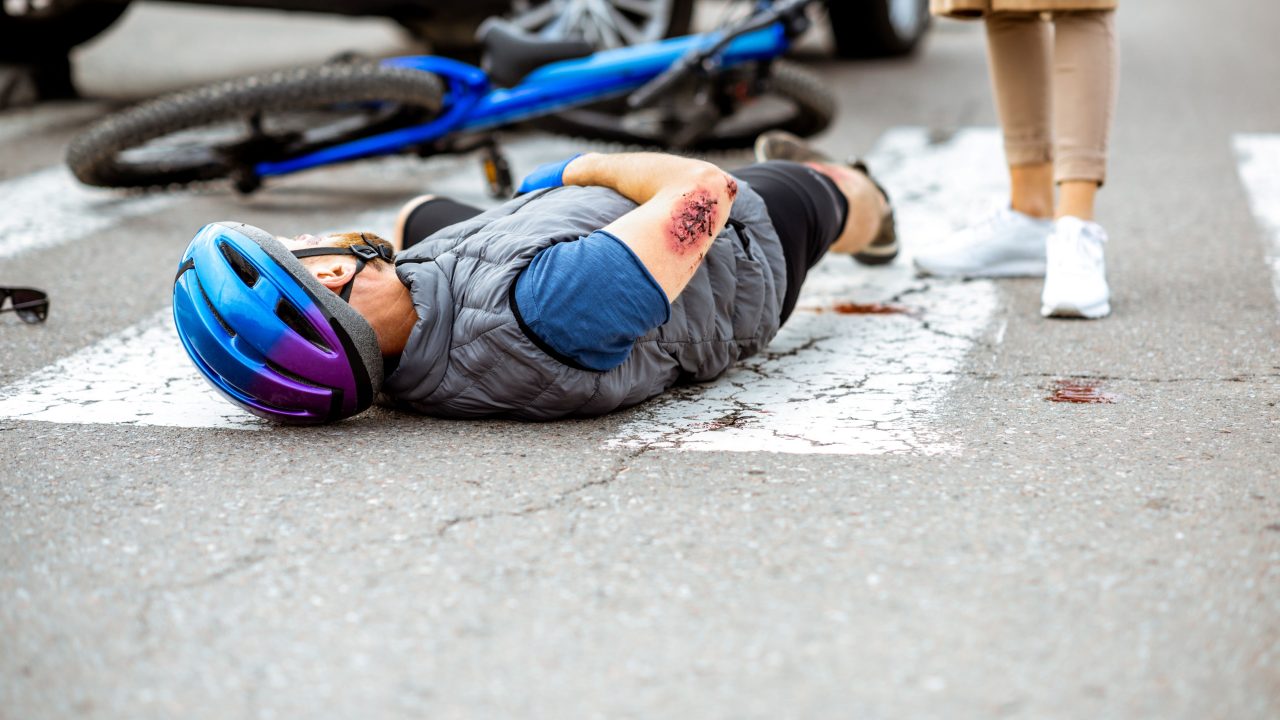 La Guía Esencial para Ciclistas: Cómo un Abogado de Lesiones Personales Puede Ayudarte Después de un Accidente